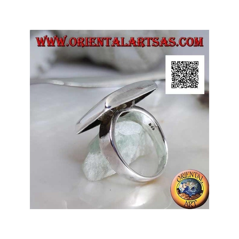 Anillo plateado liso con placa rectangular redondeada en los bordes