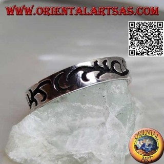 Silberring mit graviertem Blumenzweig