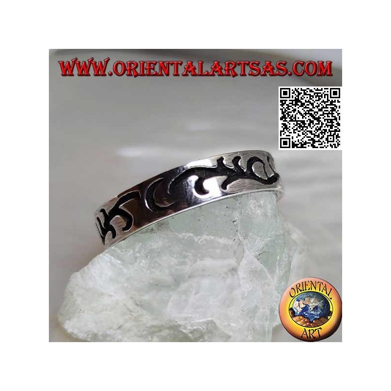 Anello in argento a fedina con incisione di un ramo floreale