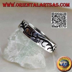 Anillo de plata con rama floral grabada