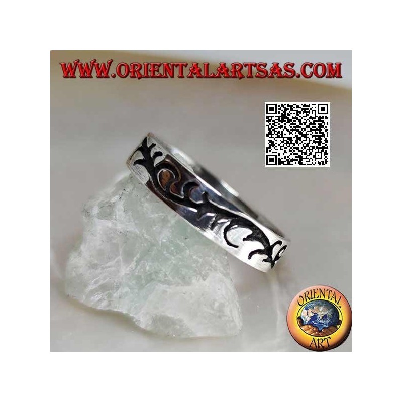 Silberring mit graviertem Blumenzweig
