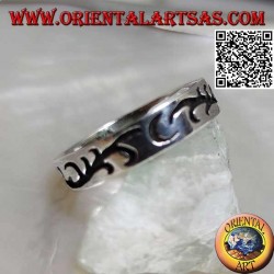 Bague en argent avec une branche florale gravée