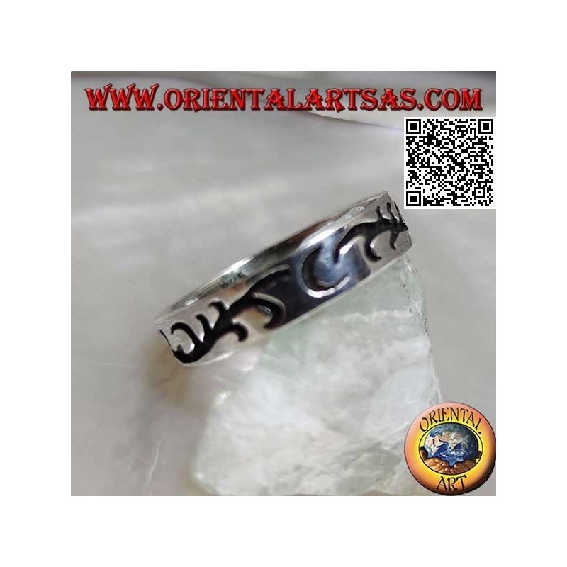 Silver ring with an engraved floral branch