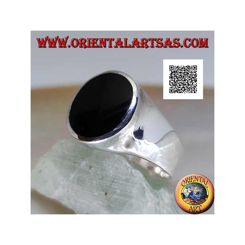Silberring mit ovalem Onyx bündig mit leicht erhöhter Kante am glatten Rahmen