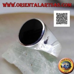 Anillo de plata con ónix ovalado al ras con borde ligeramente elevado sobre un marco liso