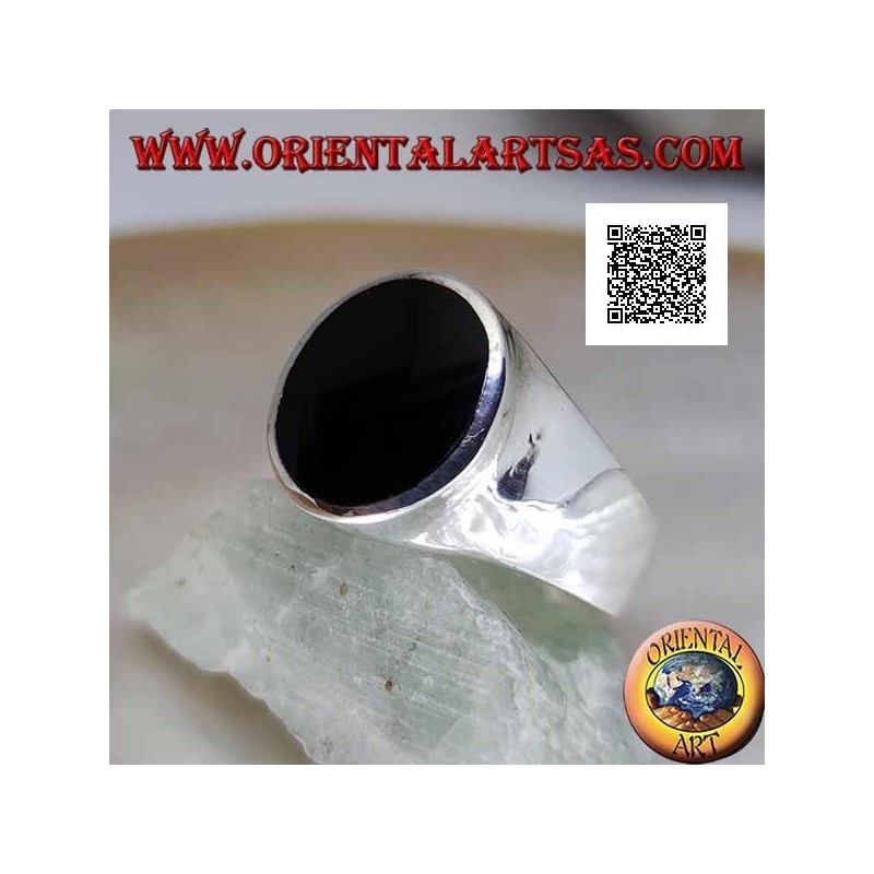 Silberring mit ovalem Onyx bündig mit leicht erhöhter Kante am glatten Rahmen