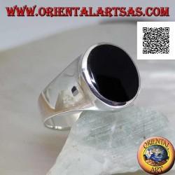 Anillo de plata con ónix ovalado al ras con borde ligeramente elevado sobre un marco liso