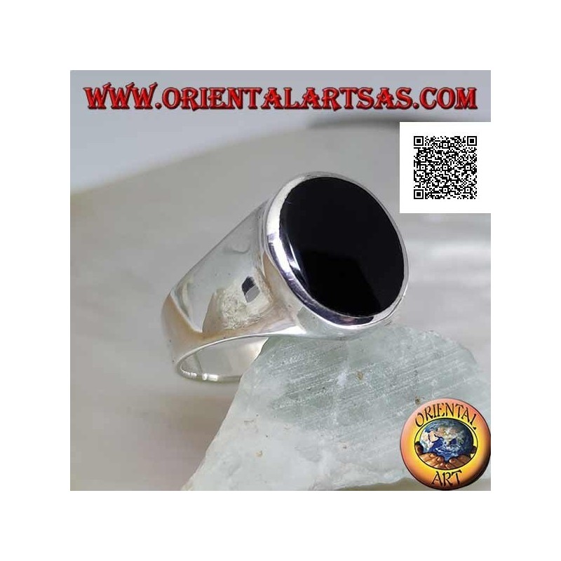 Anello in argento con onice ovale a filo bordo leggermente rialzata su montatura liscia