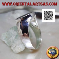 Silberring mit ovalem Onyx bündig mit leicht erhöhter Kante am glatten Rahmen