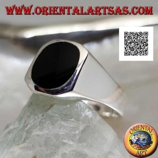 Anillo de plata con ónix redondo al ras con el borde sobre un marco cuadrado liso