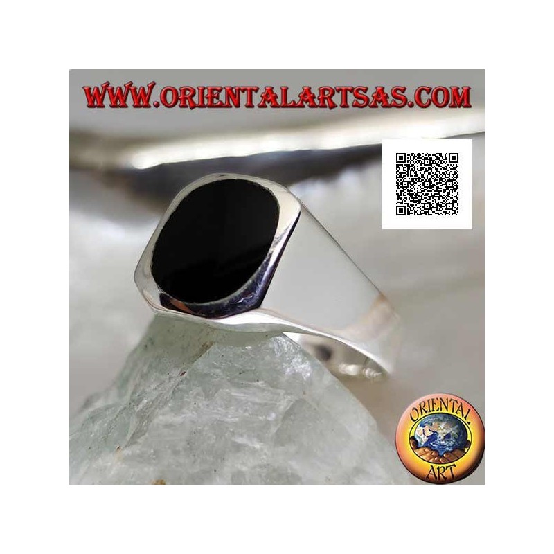 Bague en argent avec onyx rond au ras du bord sur un cadre carré lisse