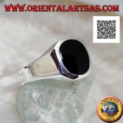 Bague en argent avec onyx rond au ras du bord sur un cadre carré lisse