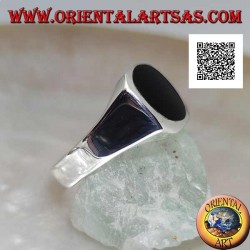 Silver ring with round onyx flush with the edge on a smooth square frame