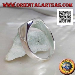 Silberring mit rundem Onyx bündig mit der Kante auf einem glatten quadratischen Rahmen