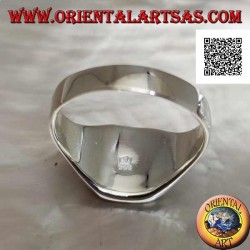 Bague en argent avec onyx rond au ras du bord sur un cadre carré lisse