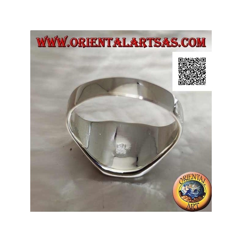Silver ring with round onyx flush with the edge on a smooth square frame