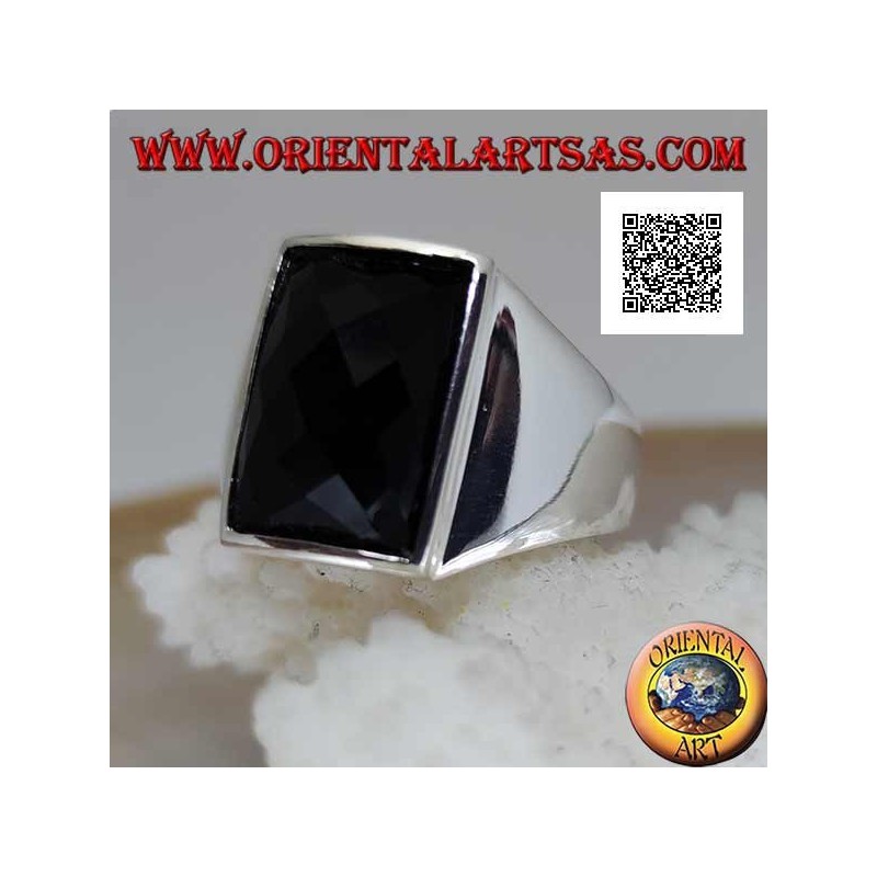 Anello in argento con onice sfaccettata curva rettangolare leggermente rialzata su montatura liscia