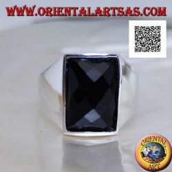 Anillo de plata con ónix facetado curvado rectangular ligeramente elevado en engaste liso