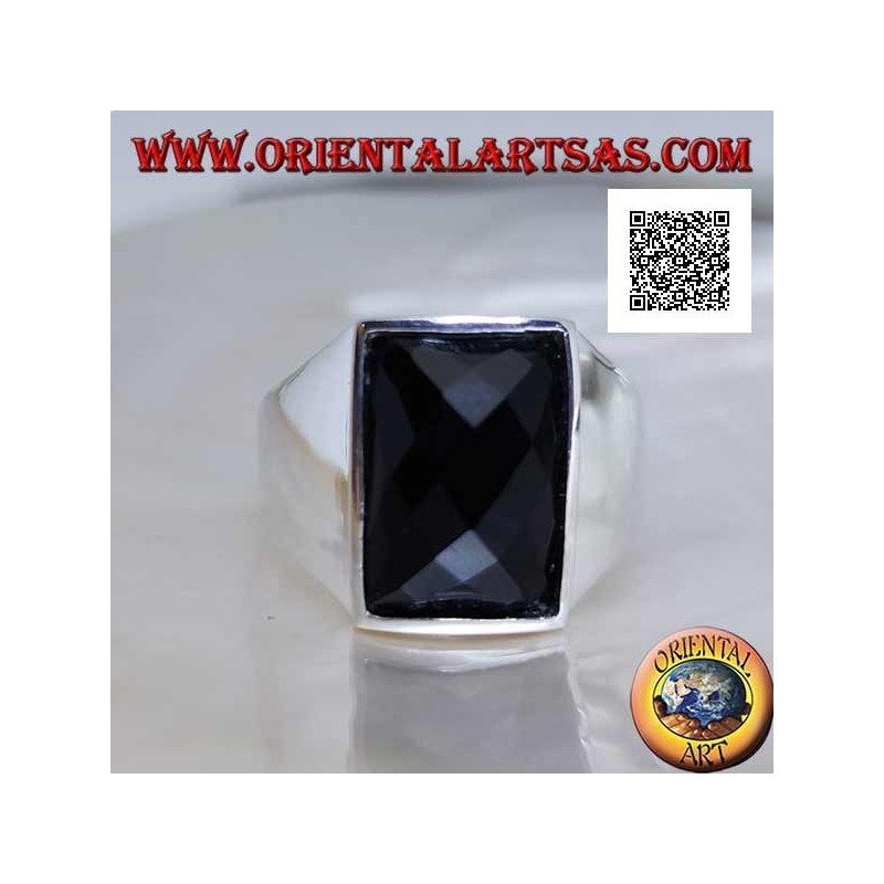 Anello in argento con onice sfaccettata curva rettangolare leggermente rialzata su montatura liscia