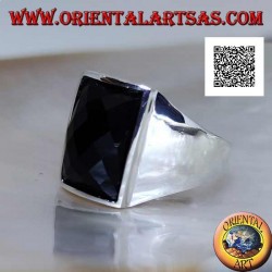 Anillo de plata con ónix facetado curvado rectangular ligeramente elevado en engaste liso