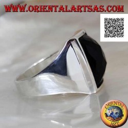 Anillo de plata con ónix facetado curvado rectangular ligeramente elevado en engaste liso