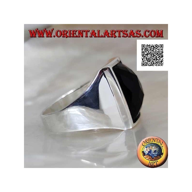 Anello in argento con onice sfaccettata curva rettangolare leggermente rialzata su montatura liscia