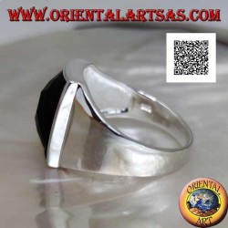 Silberring mit leicht erhöhtem rechteckig gebogenem facettiertem Onyx bei glatter Einstellung