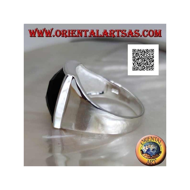 Anello in argento con onice sfaccettata curva rettangolare leggermente rialzata su montatura liscia