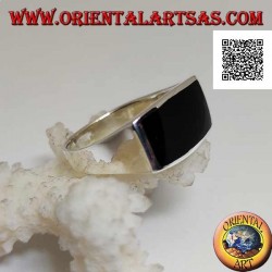 Bague en argent avec onyx rectangulaire horizontal au ras du bord sur cadre lisse