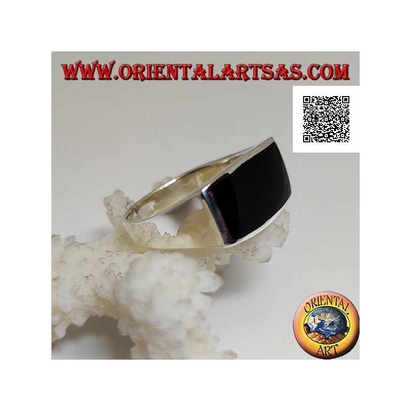 Bague en argent avec onyx rectangulaire horizontal au ras du bord sur cadre lisse
