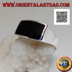 Anillo de plata con ónix rectangular horizontal a ras con borde sobre marco liso