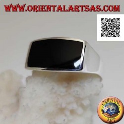 Silberring mit horizontalem rechteckigem Onyx bündig mit der Kante auf glattem Rahmen