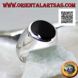 Silver ring with round onyx flush with raised edge on smooth frame