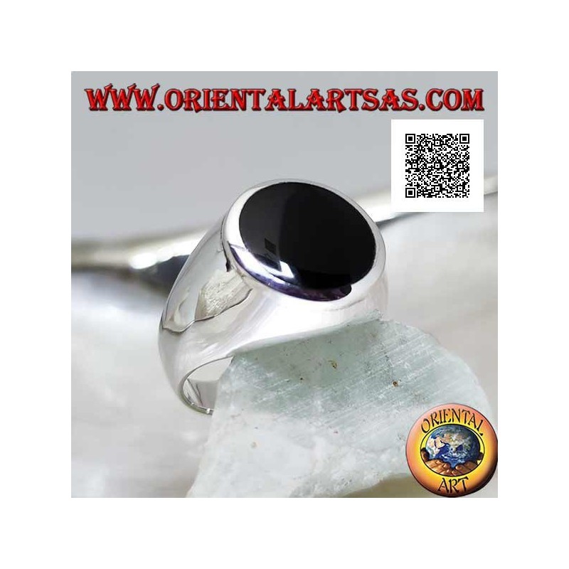 Silver ring with round onyx flush with raised edge on smooth frame