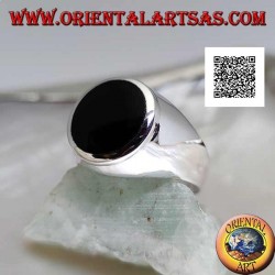 Bague en argent avec onyx rond affleurant avec bord relevé sur serti lisse