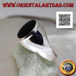 Bague en argent avec onyx rond affleurant avec bord relevé sur serti lisse