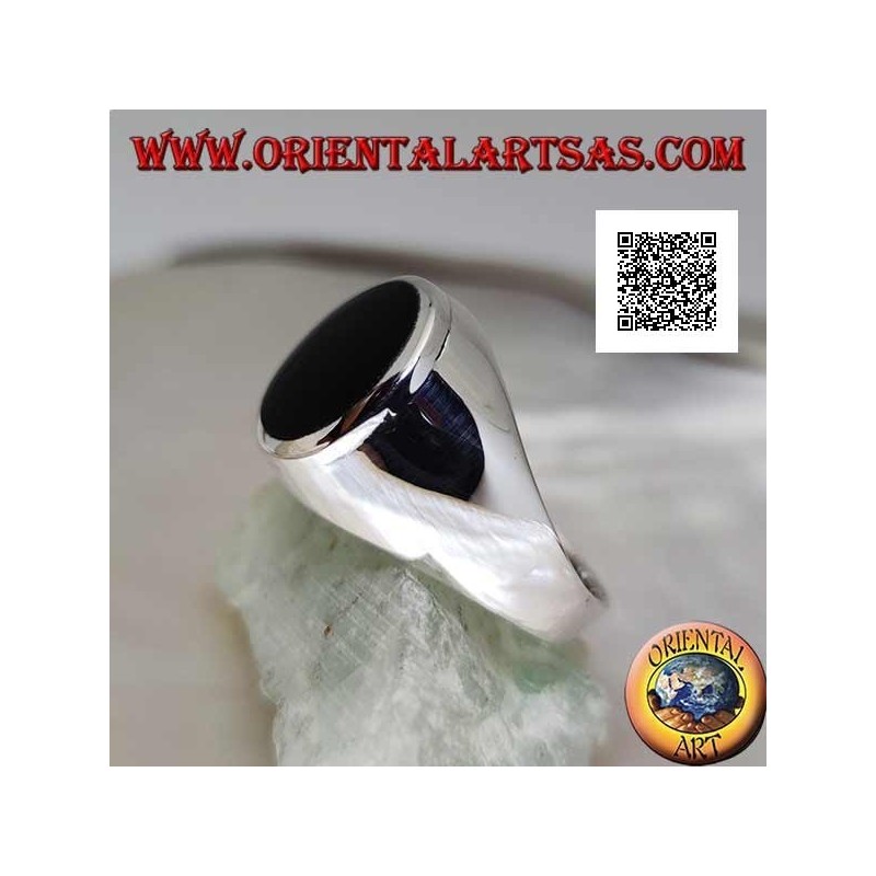 Silver ring with round onyx flush with raised edge on smooth frame