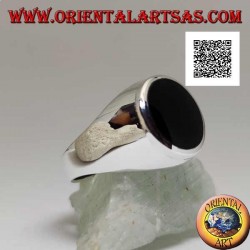 Bague en argent avec onyx rond affleurant avec bord relevé sur serti lisse