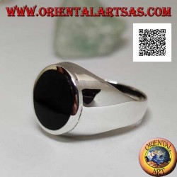 Bague en argent avec onyx rond affleurant avec bord relevé sur serti lisse