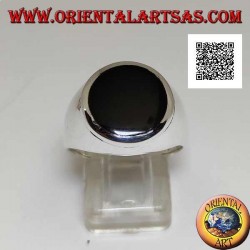 Bague en argent avec onyx rond affleurant avec bord relevé sur serti lisse