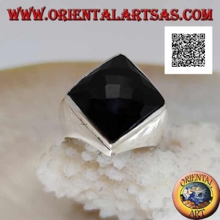 Bague en argent avec onyx rhomboïde carré facetté sur monture lisse