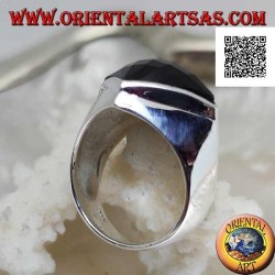 Anillo de plata con ónix romboidal cuadrado facetado en engaste liso