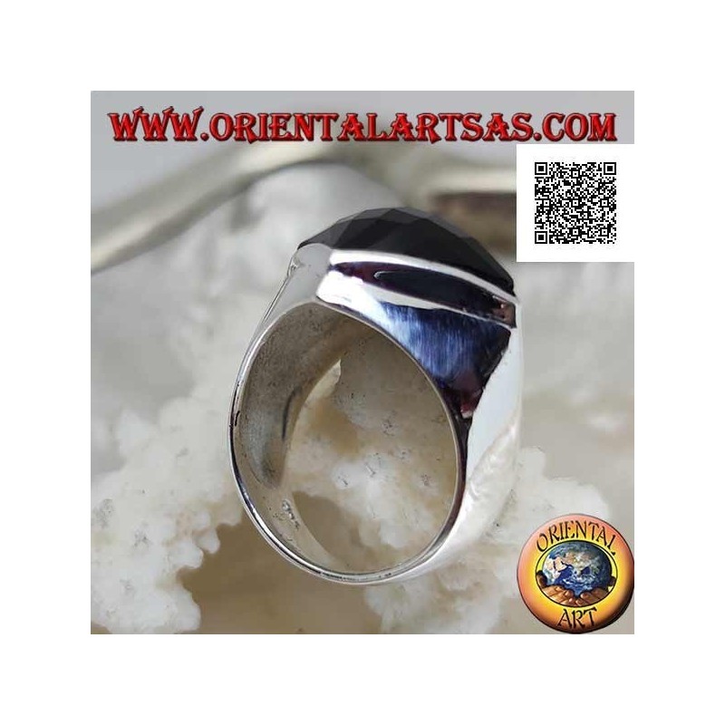 Anillo de plata con ónix romboidal cuadrado facetado en engaste liso