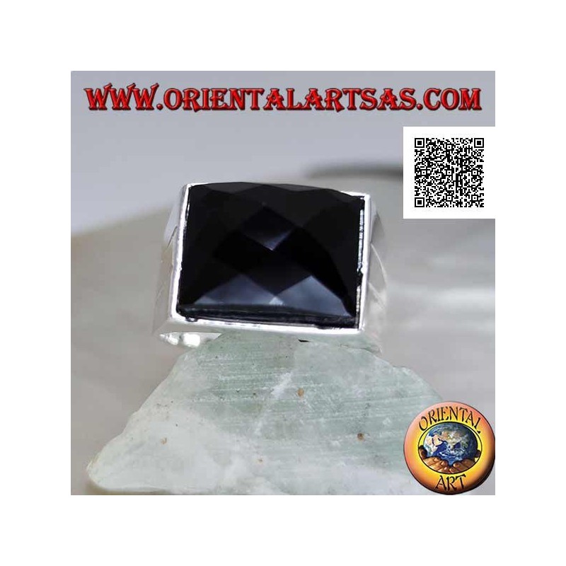 Silberring mit facettiertem rechteckig gebogenem Onyx auf glattem Rahmen mit zwei seitlichen Linien
