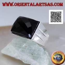 Anillo de plata con ónix curvado rectangular facetado sobre marco liso con dos líneas laterales