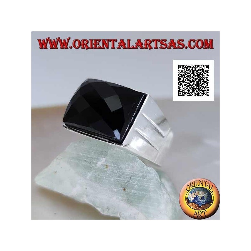 Anillo de plata con ónix curvado rectangular facetado sobre marco liso con dos líneas laterales