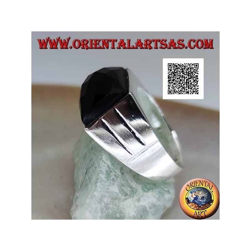 Bague en argent avec onyx bombé rectangulaire facetté sur monture lisse avec deux lignes latérales