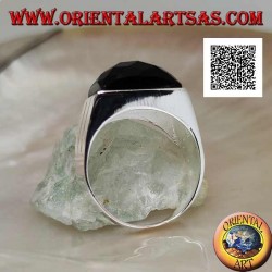 Bague en argent avec onyx bombé rectangulaire facetté sur monture lisse avec deux lignes latérales