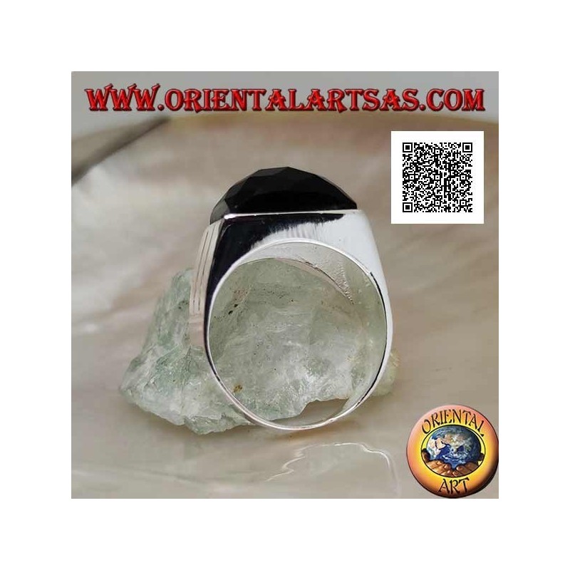 Bague en argent avec onyx bombé rectangulaire facetté sur monture lisse avec deux lignes latérales