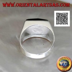 Bague en argent avec onyx bombé rectangulaire facetté sur monture lisse avec deux lignes latérales